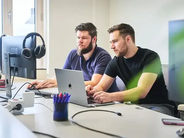 Gijs van Hout aan het werk met een collega