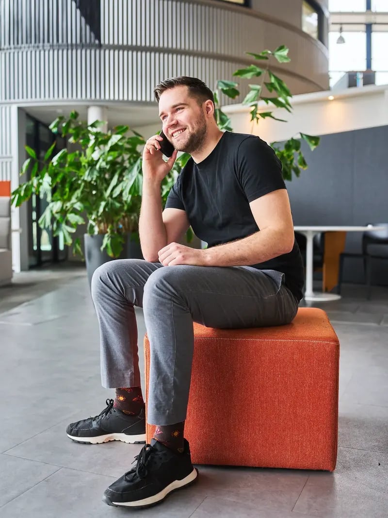 Gijs van Hout on the phone
