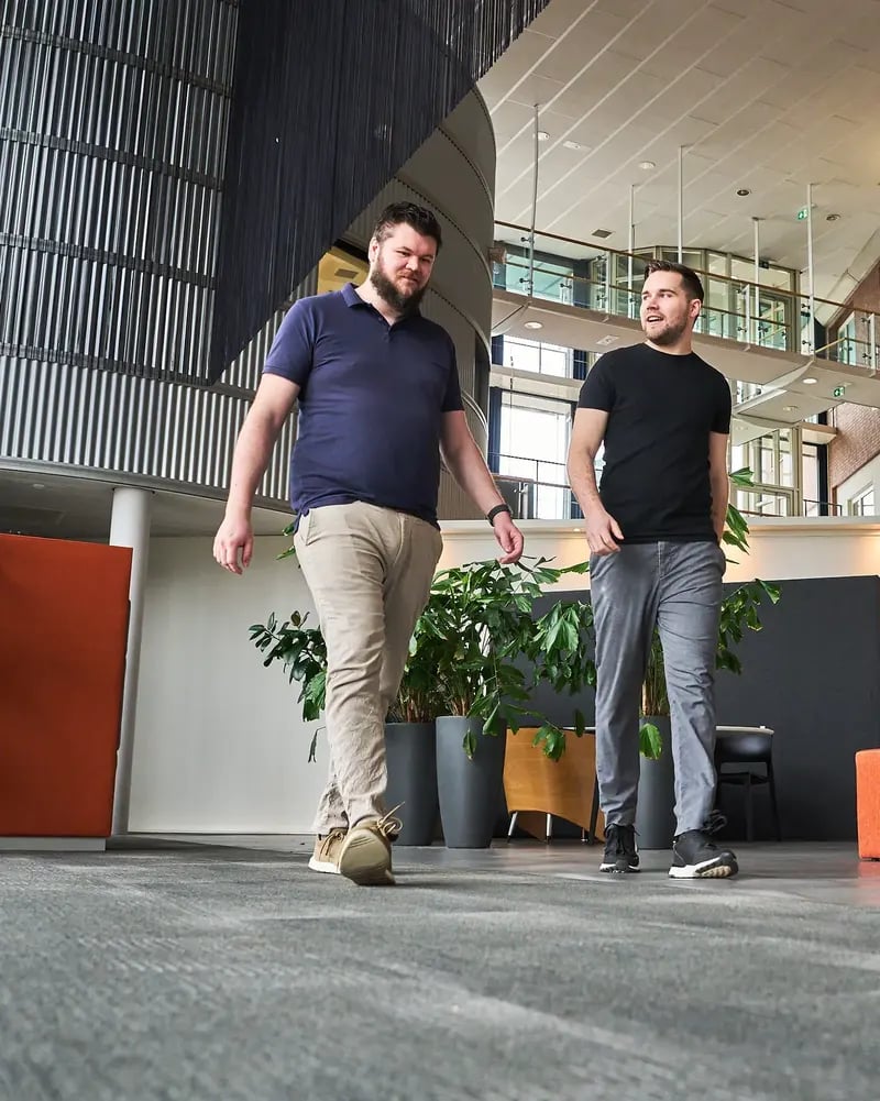 Gijs van Hout wandelend door kantoor
